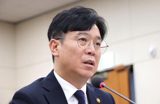 김영훈 고용노동부 장관이 15일 서울 여의도 국회에서 열린 고용노동부에 대한 기후에너지환경고용노동위원회 국정감사에 참석해 의원 질의에 답변하고 있다 사진연합뉴스