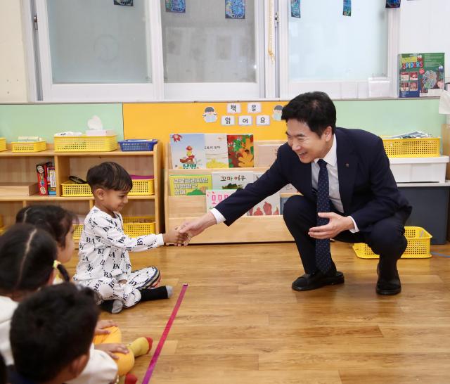 15일 대불초등학교 병설유치원을 찾은 김대중 전라남도교육감이 한 원생과 악수하며 웃고 있다사진전남교육청