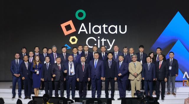 Participants pose for a photo at the Forum hosted by in central Seoul on Oct 15 2025 Aju Business Daily Yoo Dae-gil