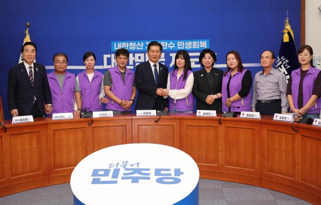 더불어민주당 정청래 대표가 15일 서울 여의도 국회에서 1029 이태원 참사 유가족과 만나고 있다 사진연합뉴스