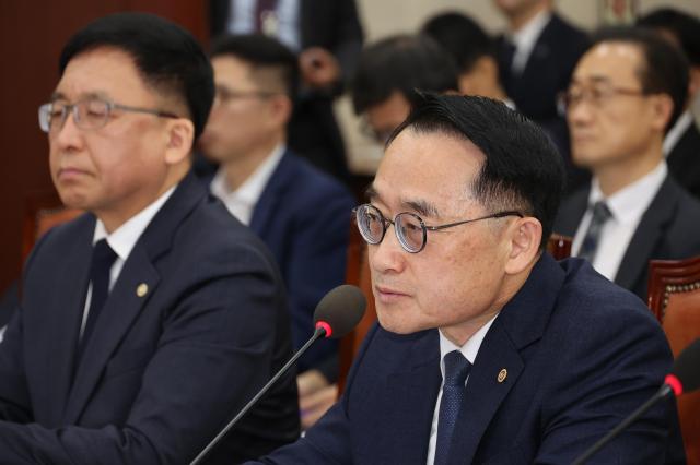 허철훈 중앙선거관리위원회 사무총장이 15일 서울 여의도 국회에서 열린 행정안전위원회의 중앙선거관리위원회 인사혁신처 등에 대한 국정감사에서 질의에 답하고 있다 사진연합뉴스