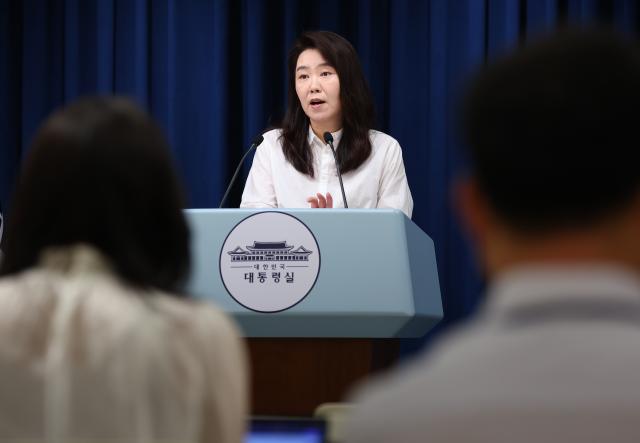 강유정 대통령실 대변인이 지난 9일 용산 대통령실에서 이스라엘 군의 한인 탑승 선박 나포 관련 브리핑을 하고 있다 사진연합뉴스