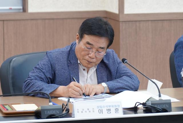 호남발전특위 이병훈 수석부위원장이 15일 광주 미래차모빌리티진흥원을 찾아 현안 설명을 듣고 메모하고 있다 사진호남발전특위