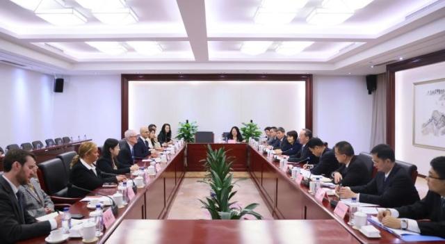 팀쿡왼쪽에서 5번째 애플 최고경영자가 15일 중국 베이징에서 공업정보화부측과 회담하고 있다 사진중국 공업정보화부