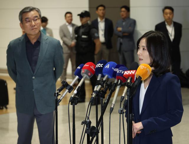 캄보디아 정부합동 대응팀 단장인 김진아 외교부 2차관오른쪽과 박성주 경찰청 국가수사본부장이 15일 오후 인천국제공항에서 캄보디아로 출국하기 전 발언을 하고 있다 사진연합뉴스