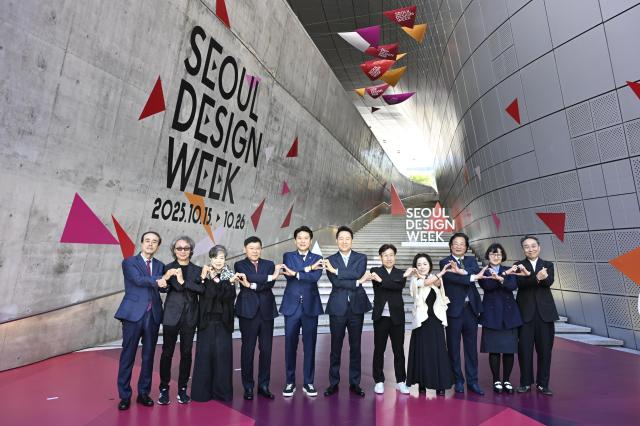 서울디자인위크 개막식에서 오세훈 서울시장을 비롯한 주요 참석자들이 기념촬영을 하고 있다 사진서울디자인재단