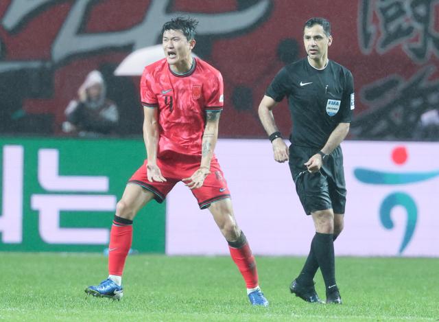10일 서울 마포구 서울월드컵경기장에서 열린 한국과 브라질 축구 대표팀의 친선경기 한국 김민재가 아쉬워하고 있다 사진연합뉴스