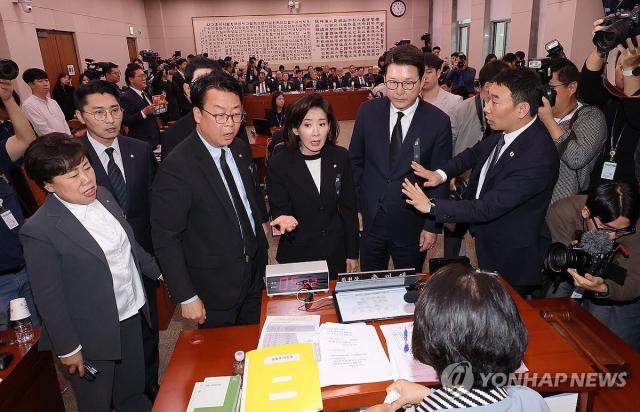 지난 13일 서울 여의도 국회에서 열린 대법원 등에 대한 법제사법위원회 국정감사에서 국민의힘 의원들이 추미애 법사위원장에게 조희대 대법원장 이석을 요구하고 있다 사진연합뉴스