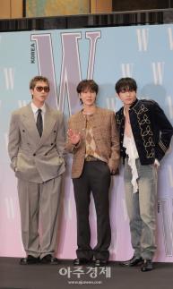 [포토] 방탄소년단 RM·제이홉·뷔, 더블유 코리아, 제20회 유방암 인식 향상 캠페인 자선 행사 기념 포토콜 참석