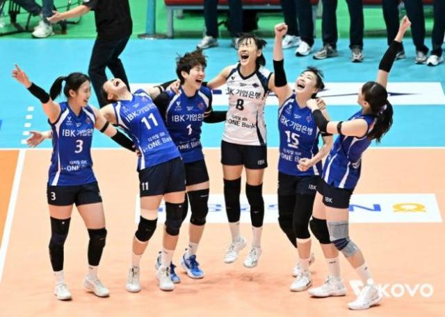 IBK기업은행은 지난달 28일 막 내린 여수·NH농협컵 프로배구대회컵대회에서 여자부 정상에 오르면서 새 시즌 우승 후보로 언급되고 있다 사진한국배구연맹