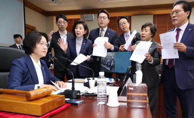 국회 법제사법위원회 국민의힘 의원들이 지난 15일 서울 서초구 대법원에서 열린 전체회의에서 이재명 대통령의 공직선거법위반 사건에 대한 대법원 전원합의체 관련 서류 제출 요구의 건 처리에 재판 개입이라 주장하며 추미애 위원장에게 항의하고 있다 사진연합뉴스