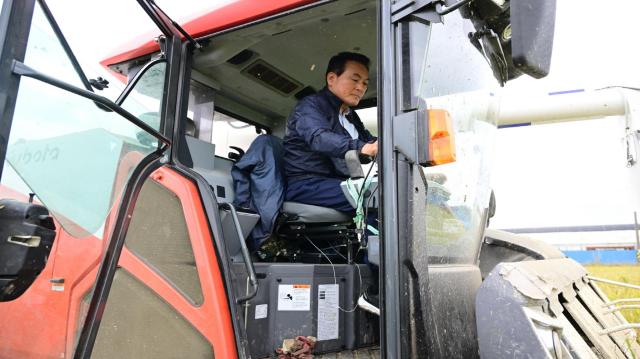 수확을 시연하는 백성현 논산시장사진논산시