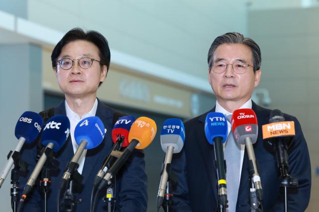 한미 관세 협상 후속 논의와 관련 하워드 러트닉 미국 상무부 장관과 협상할 예정인 김용범 대통령실 정책실장이 16일 인천국제공항 제2여객터미널을 통해 미국 워싱턴DC로 출국하기에 앞서 발언하고 있다 왼쪽은 김정관 산업통상부 장관 사진연합뉴스
