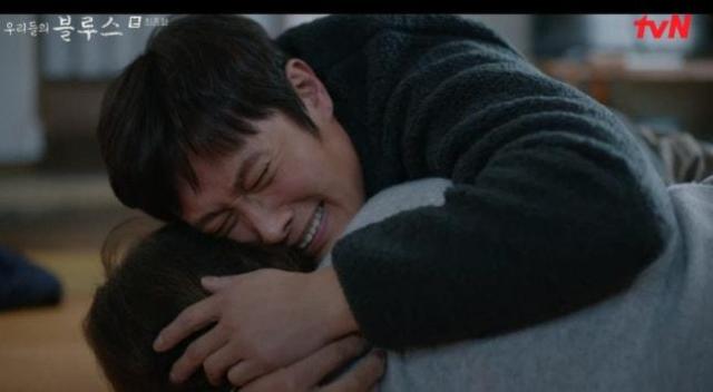 tvN 드라마 우리들의 블루스 속 이병헌 사진tvN 우리들의 블루스 방송화면 갈무리