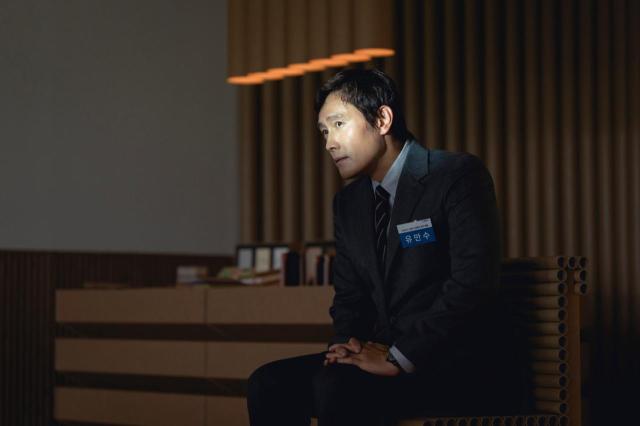 영화 어쩔 수가 없다 속 이병헌 사진영화 어쩔 수가 없다 스틸컷