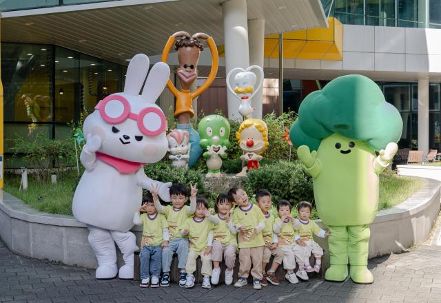 16일 서울 도봉구 둘리뮤지엄에서 진행된 문화의 날 별과 함께 날다 이벤트에 참여한 어린이 관람객들이 기념촬영을 하고 있다 사진KB금융그룹
