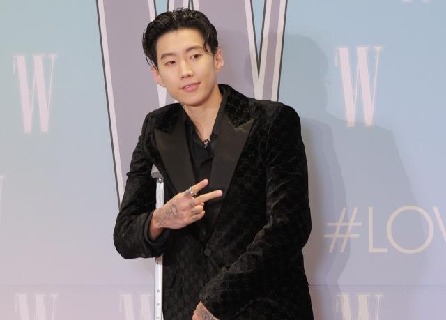 가수 박재범이 15일 서울 종로구 포시즌스 호텔에서 열린 더블유 코리아 제20회 유방암 인식 향상 캠페인 자선 행사 기념 포토콜 행사에 참석하고 있다 사진유대길 기자