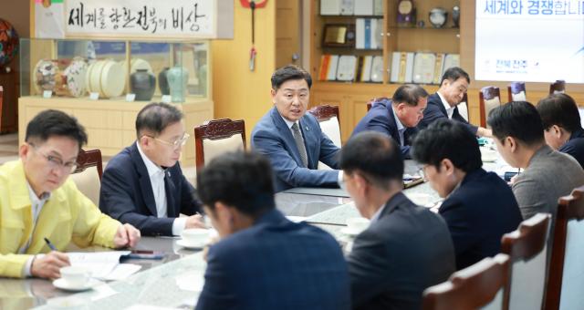 김관영 전북특별자치도지사정면 응시 왼쪽 세 번째가 16일 2026년 국가예산 국회단계 점검회의를 주재하고 있다사진전북특별자치도