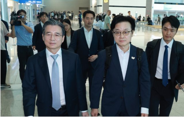 한미 관세 협상 후속 논의와 관련 하워드 러트닉 미국 상무부 장관과 협상할 예정인 김용범 대통령실 정책실장과 김정관 산업통상부 장관이 16일 인천국제공항 제2여객터미널을 통해 미국 워싱턴DC로 출국하고 있다사진연합뉴스