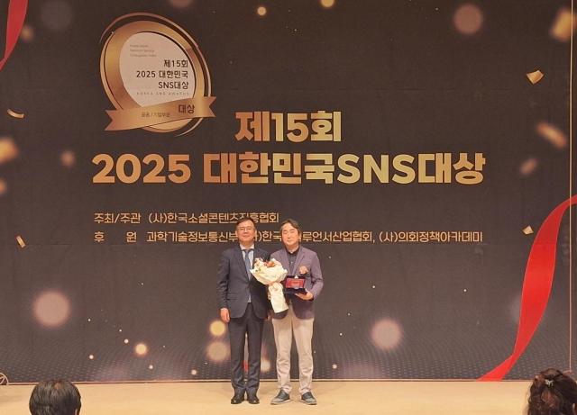 왼쪽부터사한국소설콘텐츠진흥협회 김민섭 부회장이 경기관광공사 홍보마케팅 팀장 김영식과 기념사진을 찍고 있다 사진경기관광공사