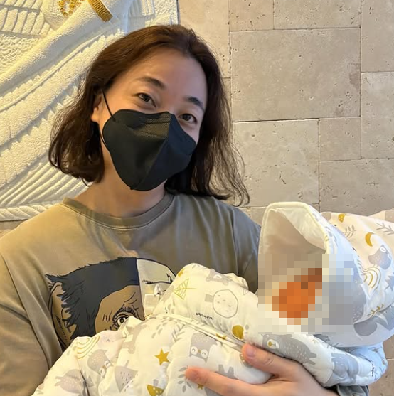 넉살이 둘째 아들을 품에 안고 있다 사진넉살 SNS