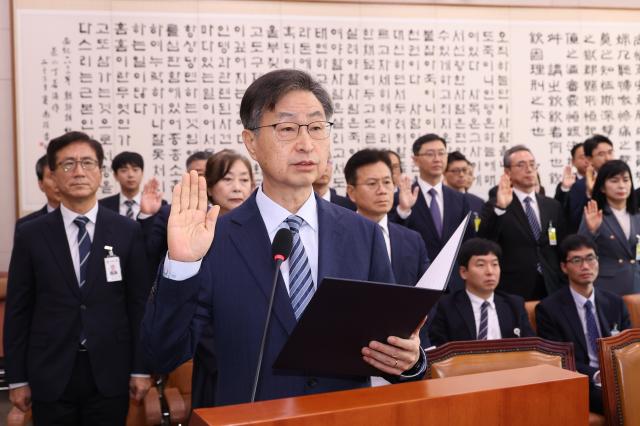 최재해 감사원장이 16일 서울 여의도 국회에서 열린 감사원 등에 대한 법제사법위원회 국정감사에서 선서하고 있다 사진연합뉴스