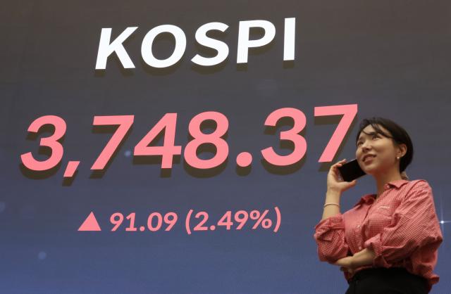 16일 서울 여의도 한국거래소 현황판에 사상 최고치를 기록한 코스피지수가 표시돼 있다 사진연합뉴스