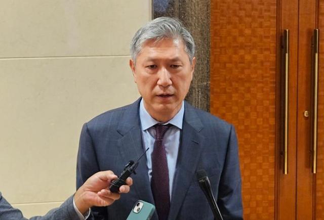 16일 부임한 노재헌 주중대사가 이날 오후 베이징 서우두공항에 도착해 취재진과 인터뷰하고 있다 사진베이징특파원 공동취재단