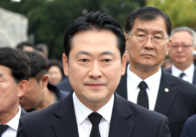 장동혁 국민의힘 대표가 16일 오전 경남 창원시 마산회원구 국립315민주묘지 참배 후 이동하고 있다 사진연합뉴스