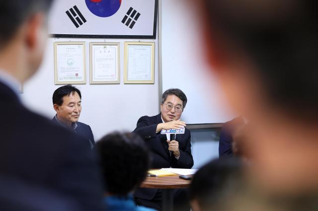 김동연 지사가 16일 포천시 마치미 마을에서 열린 ‘경기 RE100 최우수 마을 현판 제막식’에서 발언하고 있다 사진경기도