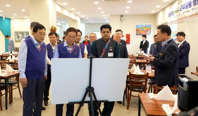 이철우 경북도지사왼쪽 두 번째와 주낙영 경주시장왼쪽 첫 번째이 지난 15일 하이아시아 경주점에서 할랄음식점 운영 점검을 하고 있다 사진경주시