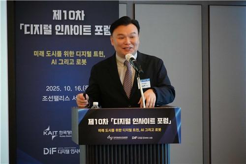 석상옥 네이버랩스 대표네이버 R-TF장은 16일 서울 강남 조선팰리스에서 열린 디지털 인사이트 포럼에서 개발 중인 휴머노이드 로봇에 대해 설명하고 있다사진한국정보통신진흥협회