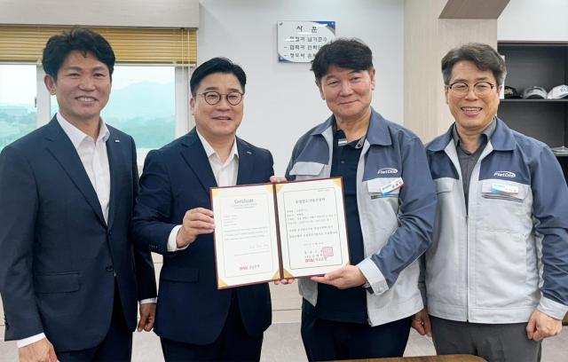 허종구 BNK경남은행 부행장왼쪽 두 번째과 권병헌 플렛디스 대표 등이 유망중소기업 인증서를 들고 기념촬영을 하고 있다 사진경남은행

