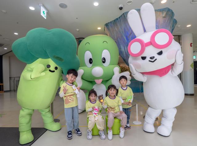 16일 서울 도봉구 둘리뮤지엄에서 진행된 문화의 날 별과 함께 날다 이벤트에 참여한 어린이 관람객들이 기념촬영을 하고 있다 사진KB금융그룹
