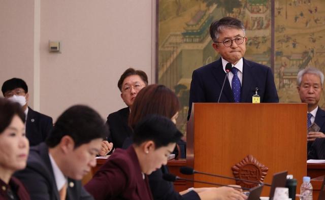 16일 서울 여의도 국회에서 열린 2025 국가유산청 문화체육관광위원회 국정감사에서 이재필 궁능유적본부장이 김건희 여사의 종묘 차담회 의혹과 관련한 더불어민주당 민형배 의원의 질의를 듣고 있는 모습이다 사진연합뉴스