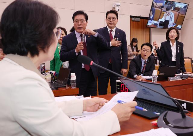 16일 서울 여의도 국회에서 열린 감사원 등에 대한 법제사법위원회 국정감사에서 국민의힘 의원들이 추미애 위원장의 회의 진행 방식에 대해 항의하고 있다 사진연합뉴스