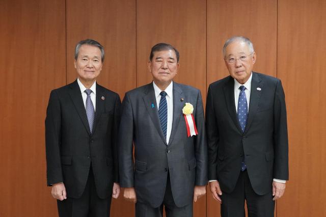 이시바 시게루 일본 총리가운데와 류진 한경협 회장오른쪽 츠츠이 요시노부 경단련 회장왼쪽이 16일 도쿄 경단련회관에서 열린 한일 국교정상화 60주년 기념 리셉션에 참석해 기념촬영을 하고 있다 한경협과 경단련은 17일 도쿄 경단련회관에서 양국 재계 주요 인사가 참석한 가운데 제32회 한일재계회의를 열어 향후 경제협력 방향을 논의할 예정이다