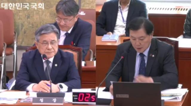 더불어민주당 조계원 의원오른쪽이 16일 국회 문화체육관광위원회 국정감사장에서 허민 국가유산청장왼쪽에게 ‘증도가자證道歌字’ 관련 질문을 하고 있다 사진국회방송 캡처