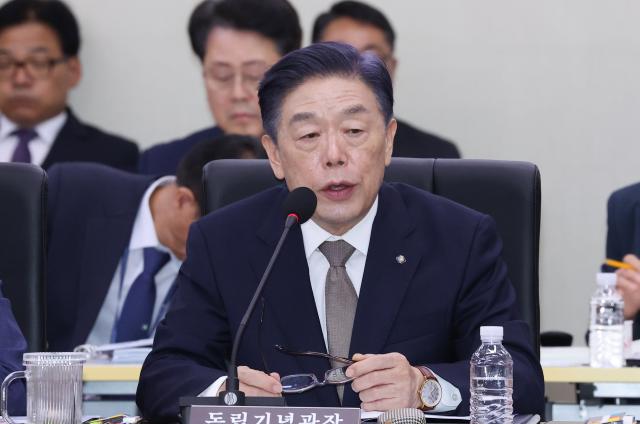 김형석 독립기념관장이 16일 정부세종청사에서 열린 국회 정무위원회의 국가보훈부 국민권익위원회 등에 대한 국정감사에서 의원들의 질의에 답하고 있다 사진연합뉴스