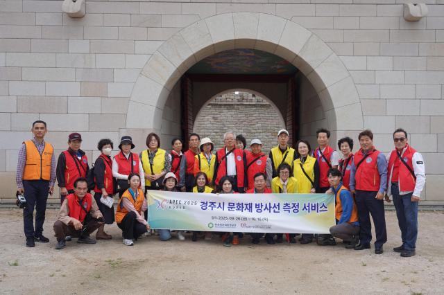 한국원자력환경공단 임직원과 자원봉사자들이 경주 지역 문화재에서 방사선 측정 서비스 시행 후 단체 기념 촬영을 하고 있다 사진한국원자력환경공단