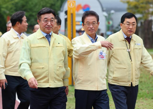 이철우 경북도지사가 윤호중 행안부 장관과 APEC 주요 시설 안전 관리 현장 점검을 하고 있다 사진경상북도
