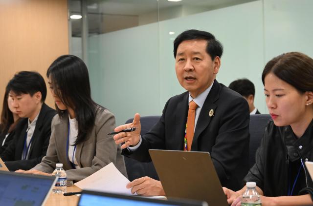주요20개국G20 재무장관회의와 국제통화기금 및 세계은행IMFWB 연차총회 참석차 미국 워싱턴DC를 방문중인 구윤철 부총리 겸 기획재정부 장관이 10월 16일현지시간 국제통화기금IMF에서 동행기자단과 간담회를 하고 있다 사진기획재정부