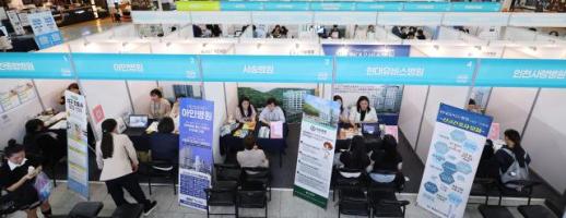 9월 취업자수 19개월 만에 30만명대…소비쿠폰에 서비스업 등 호조