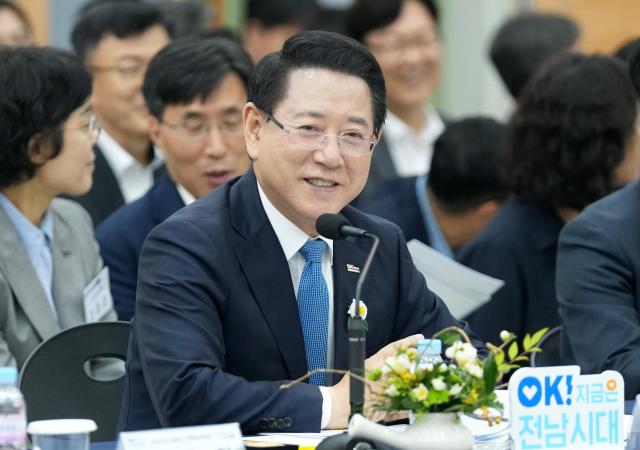 김영록 전라남도지사가 16일 보성군청에서 열린 ‘보성군 정책비전 투어’행사에 참석해 토론을 주재하고 미래 비전 및 정책현안 등 지역 발전에 대한 의견과 제안에 대한 질문에 답변을 하고 있다사진전남도