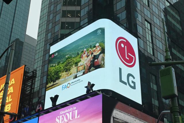 지난 14일현지시간 LG전자가 미국 뉴욕 타임스스퀘어 옥외전광판에서 세계 식량의 날을 기념한 캠페인 영상을 상영하고 있다 사진LG전자