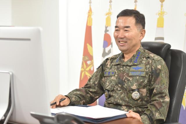 진영승 합참의장이 17일 오전 존 대니얼 케인 미국 합참의장과 공조통화를 하고 있다 사진합참