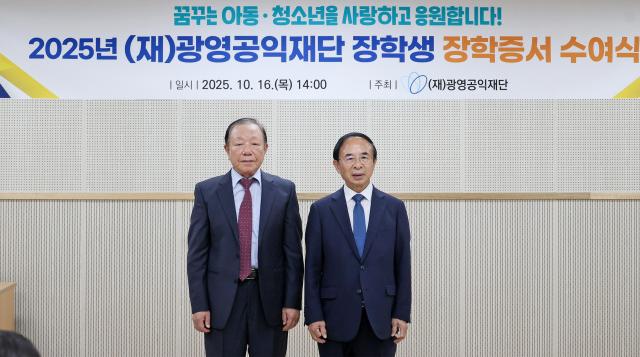심민 임실군수오른쪽와 심상우 광영공익재단 이사장이 2025년도 아동‧청소년 장학생 장학 증서 수여식에 앞서 기념촬영을 하고 있다사진임실군