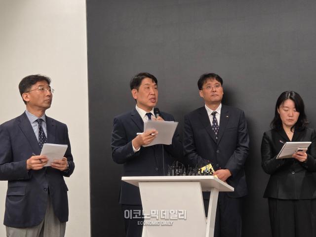 왼쪽부터서창석 KT 네트워크 부문 부사장 구재형 네트워크 기술 본부장상무 김영걸 서비스 프로덕트 본부장상무 이세정 디시전 랩장와 함께 취재진의 질문에 답하고 있다사진선재관 기자