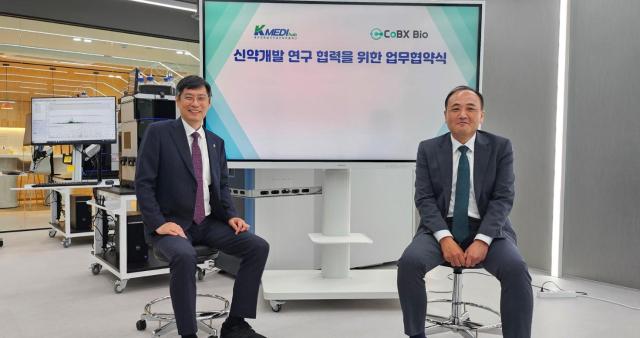 K-MEDI hub 신약개발지원센터 안경규 센터장좌과 ㈜캅스바이오 최환근 대표이사우가 업무협약을 체결했다 사진케이메디허브