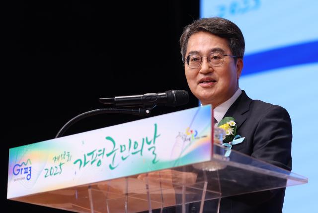 17일 오전 가평문화예술회관에서 열린 제58회 가평군민의 날 기념식에서 김동연 경기도지사가 축사를 하고있다 사진경기도